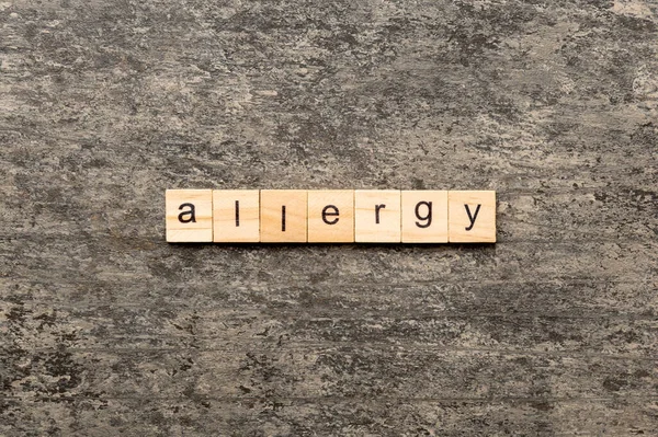 Alergiczne Słowo Napisane Drewnianym Bloku Alergiczny Tekst Stole Cementowym Projektowania — Zdjęcie stockowe