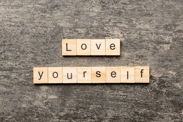 Cintai Kata Katamu Yang Tertulis Balok Kayu Love Yourself Text — Stok Foto