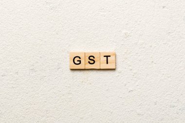 Tahta blokta GST kelimesi yazıyor. İyi Hizmetler Vergisi metni çimento masasında desing, konsept için.