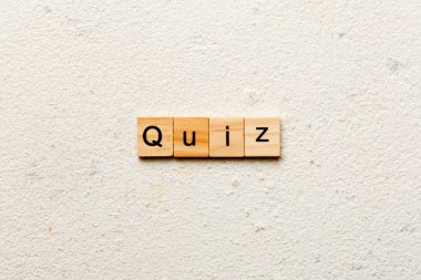 Tahta blokta yazılı sınav kelimesi. Üst görünüm konseptiniz için çimento tablosundaki sınav metni.