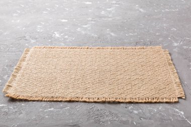 Çimento arka planında yiyecek için kahverengi masa örtüsü manzarası. Tasarımın için boş boşluk.