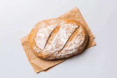 Köy manzaralı peçeteli taze pişmiş lezzetli Fransız ekmeği. Sağlıklı beyaz ekmek..