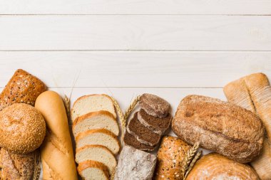 Ev yapımı doğal ekmek. Arka plan olarak farklı taze ekmek türleri, kopya alanı ile üst görünüm.