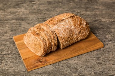 Köy manzaralı peçeteli taze dilimlenmiş ekmek çeşitleri. Sağlıklı mayasız ekmek. Fransız ekmeği dilimi.