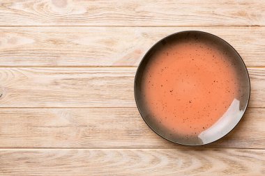 Ahşap zemin üzerinde boş kırmızı plaka üst görünümü. Tasarımın için boş boşluk.