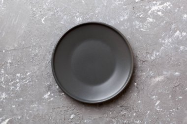 Çimento arka planındaki siyah plakanın üst görüntüsü. Tasarımın için boş boşluk.