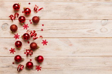 Christmas composition. a pattern of christmas balls on colored background. Flat lay, top view New year decor.