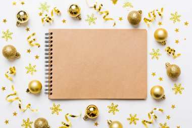 Noel boş tebrik kartı sahnesi. Noel oyuncağı ve kağıt kart notundan yapılmış yaratıcı bir düzen. Düz yatıyordu. Doğa Yeni Yıl Konsepti.