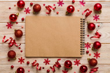 Noel boş tebrik kartı sahnesi. Noel oyuncağı ve kağıt kart notundan yapılmış yaratıcı bir düzen. Düz yatıyordu. Doğa Yeni Yıl Konsepti.