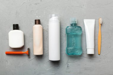 Banyo ürünleri için model düz yatak, spa jileti, diş macunu, sabun, jöle ve diğer çeşitli aksesuarlar. Cilt sağlığı için kozmetik. Logonuz için Bath Mockup.