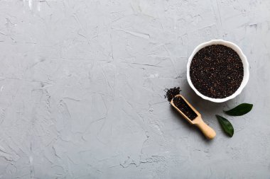 Kase içinde kinoa tohumu ve renkli arka planda kaşık. Küçük kasede sağlıklı kinwa. Sağlıklı süper yiyecekler.