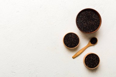 Kase içinde kinoa tohumu ve renkli arka planda kaşık. Küçük kasede sağlıklı kinwa. Sağlıklı süper yiyecekler.