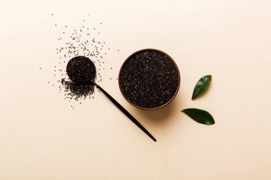 Kase içinde kinoa tohumu ve renkli arka planda kaşık. Küçük kasede sağlıklı kinwa. Sağlıklı süper yiyecekler.