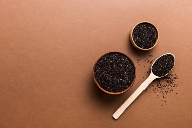 Kase içinde kinoa tohumu ve renkli arka planda kaşık. Küçük kasede sağlıklı kinwa. Sağlıklı süper yiyecekler.