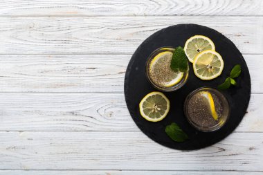 Sağlıklı kahvaltı ya da sabah Chia tohumlu limon ve nane arkaplanda, vejetaryen yiyecekler, diyet ve sağlık konsepti. Limonlu ve naneli Chia pudingi..