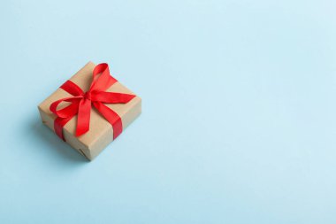 Paketlenmiş Noel ya da renkli kurdeleli el yapımı el yapımı diğer Noel hediyeleri. Hediye kutusu, hediye süslemesi, kopya alanı ile üst görünüm.