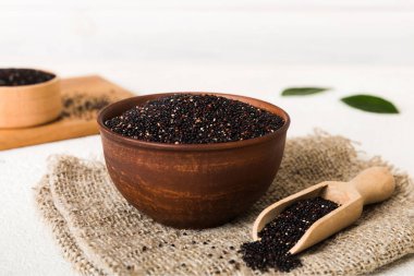 Kase içinde kinoa tohumu ve renkli arka planda kaşık. Küçük kasede sağlıklı kinwa. Sağlıklı süper yiyecekler.