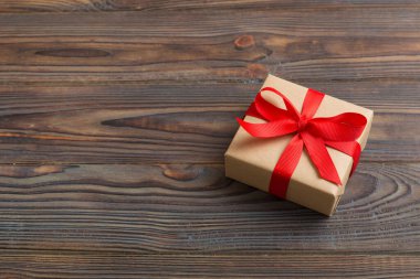 Paketlenmiş Noel ya da renkli kurdeleli el yapımı el yapımı diğer Noel hediyeleri. Hediye kutusu, hediye süslemesi, kopya alanı ile üst görünüm.