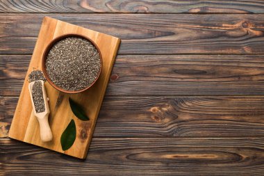 Kavanozda Chia tohumu ve renkli arka planda kaşık. Sağlıklı Salvia Hispanikleri küçük kasede. Sağlıklı süper yiyecekler.