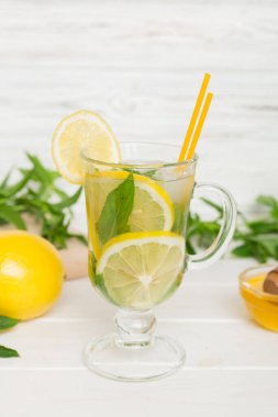Mojito kokteyli. Limonlu, limonlu ve naneli mojito kokteylini uzun bir bardakta sopayla tazeliyorum..