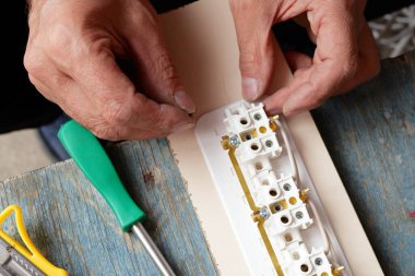 Uzatma kablosu soketi yapan bir adam..