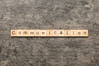 Tahta blokta yazan haberleşme kelimesi. Çimento masasının üzerindeki COMUNICATION metni desing, konsept için.