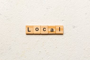 Yerel word ahşap blok üzerinde yazılı. Tablo, yerel metin kavramı.