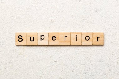 Tahta blokta süper kelime yazıyor. Çimento sehpası üzerinde süper metin desing, konsept.