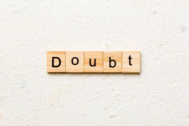 Tahta blokta yazan şüpheli kelime. Masada şüpheli metin, konsept.