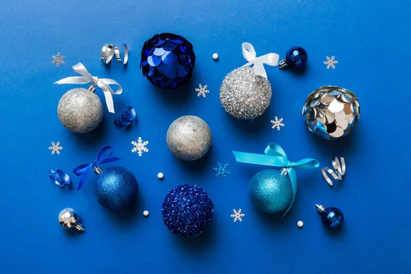 Christmas Ball Colored Background Decoration Bauble Ribbon Bow Copy Space — Fotografia de Stock