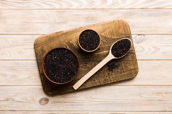 Quinoa Frön Skål Och Sked Färgad Bakgrund Hälsosam Kinwa Liten — Stockfoto