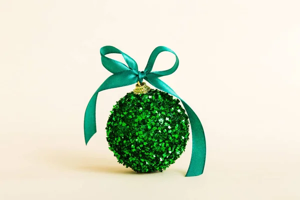 Christmas Ball Colored Background Decoration Bauble Ribbon Bow Copy Space — 스톡 사진