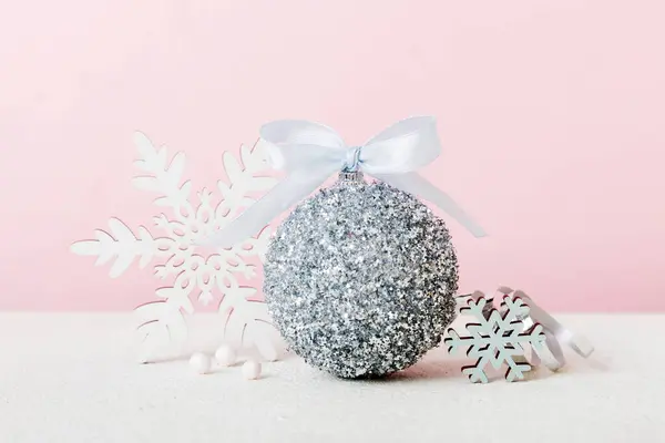 Christmas Ball Colored Background Decoration Bauble Ribbon Bow Copy Space — Stok fotoğraf