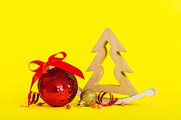 Χριστουγεννιάτικη Μπάλα Διακοσμητικό Ξύλινο Δέντρο Χρωματιστό Φόντο Στολισμός Μπιχλιμπίδι Κορδέλα — Φωτογραφία Αρχείου