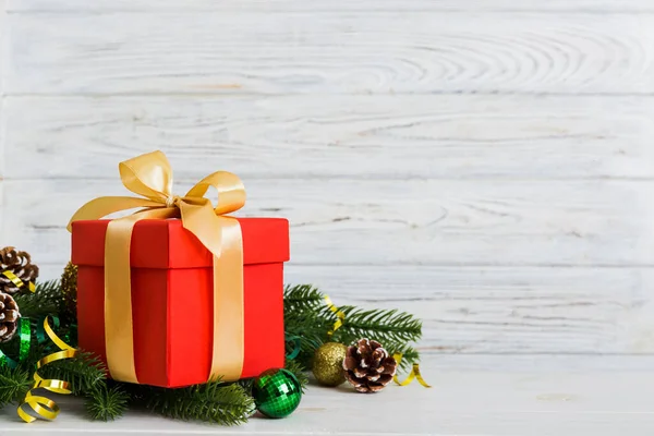 Πρωτοχρονιά Χριστούγεννα Διάθεση Κουτί Δώρου Κλαδιά Ενός Χριστουγεννιάτικου Δέντρου Διακοσμήσεις — Φωτογραφία Αρχείου