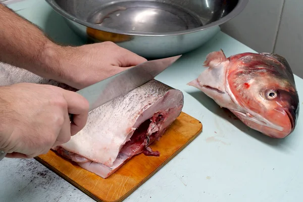 Der Mensch Bereitet Frischen Silberkarpfen Mit Einem Messer Steaks Schneiden — Stockfoto