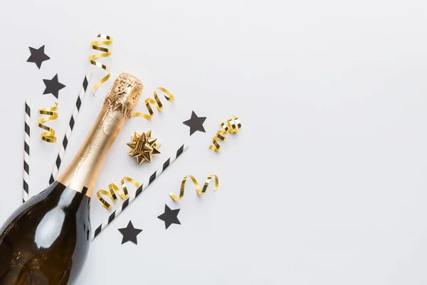 Бутылка Шампанского Бокалами Красочные Конфетти Цветном Фоне Верхний Слой — стоковое фото