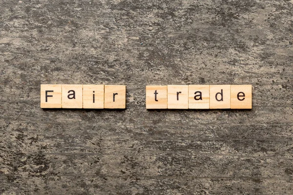 Tisztességes Kereskedelmi Szó Fablokkra Írva Fair Trade Szöveg Cement Asztalon — Stock Fotó
