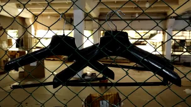 Perchas Ropa Una Malla Metálica Dentro Edificio Almacén Industrial Abandonado — Vídeos de Stock
