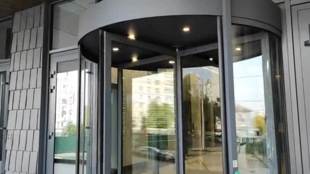 Egy Forgóajtó Modern Épületekben Bevásárlóközpontokban Plázába Üvegforgóajtó Forgatható Bejárat Üzleti — Stock videók