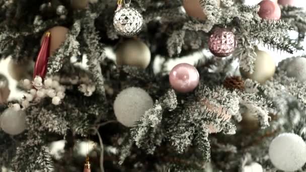 Onderaan Uitzicht Een Elegante Kerstboom Met Decoraties Kerstballen Knipperende Lichten — Stockvideo