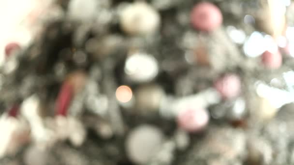 Defocused Kerstboom Met Verlichting Ornamenten Wazig Silhouet Van Een Kerstboom — Stockvideo