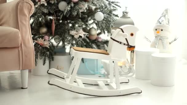Kompozycja Bożonarodzeniowa Drewnianym Koniem Bujanym Zabawki Choinką Zabawkami Pudełkami Prezentów — Wideo stockowe