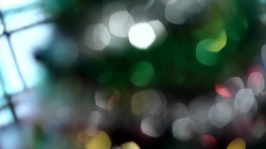 Mutlu yıllar 2022. Işıklar ve süslemelerle noel ağacının odağını kaldırdım. Işıkları parlayan bir Noel ağacının bulanık silüeti. Samimi, soyut Noel konsepti.