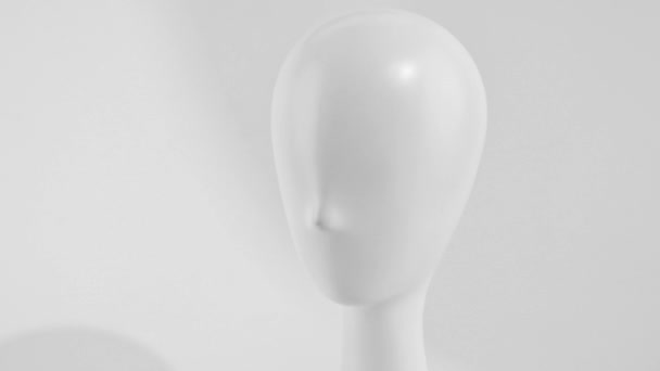 人間の白いマネキンの頭部の概要 白い背景に隔離された人間の頭のプラスチックマネキン — ストック動画