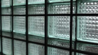 Eski bir sanayi binasının camındaki metal parmaklıklar. Terk edilmiş bir binanın kirli penceresi.