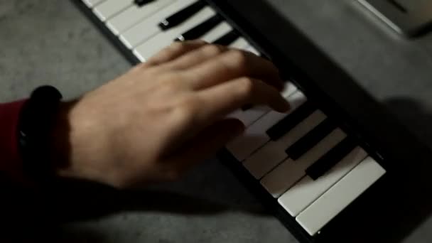 Hands Composer Man Play Piano Synthesizer Electronic Piano Keyboards Performance — Αρχείο Βίντεο