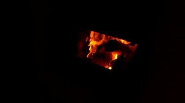 Endüstriyel kazanda alternatif yakıt yanıkları. Kalorifer ocağında yakılan odun, yanan süreç, ısınan ev, kış mevsimi. Kazan dairesi çalışanı kazan dairesine ahşap parmaklıklar atıyor..