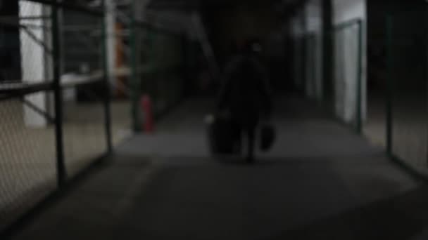 Θολή Σιλουέτα Γυναίκας Που Κουβαλάει Τσάντα Και Περπατάει Στο Διάδρομο — Αρχείο Βίντεο