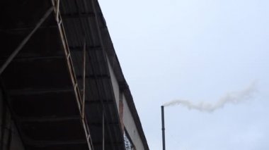 Kazan dairesi baca borusu. Duman çıkan endüstriyel bir fabrikanın büyük bacası. Atmosferin kimyasal santrallerle kirlenmesi.